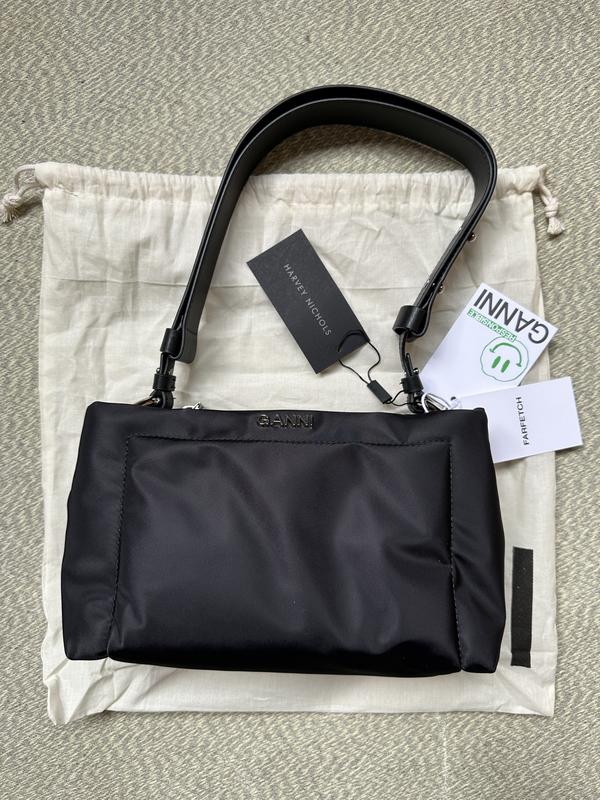 Ganni сумка чорна pillow medium nylon shoulder bag — цена 3700 грн