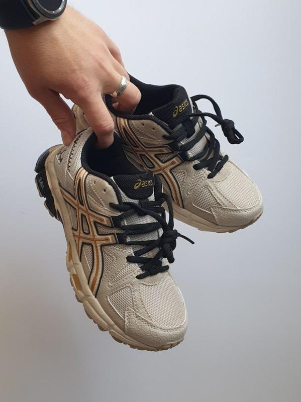 zapatillas de running ASICS amortiguacion media gore tex entre 60 y 100 kahana beige gold black 2600
