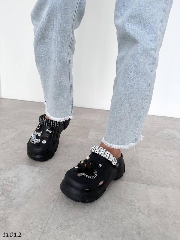 Кроксы черные с джибитсами на утолщенной подошве — цена 920 грн в ...