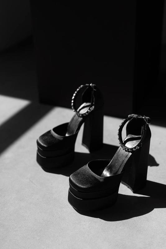 ▪️жіночі атласні чорні туфлі босоніжки versace bratz високий