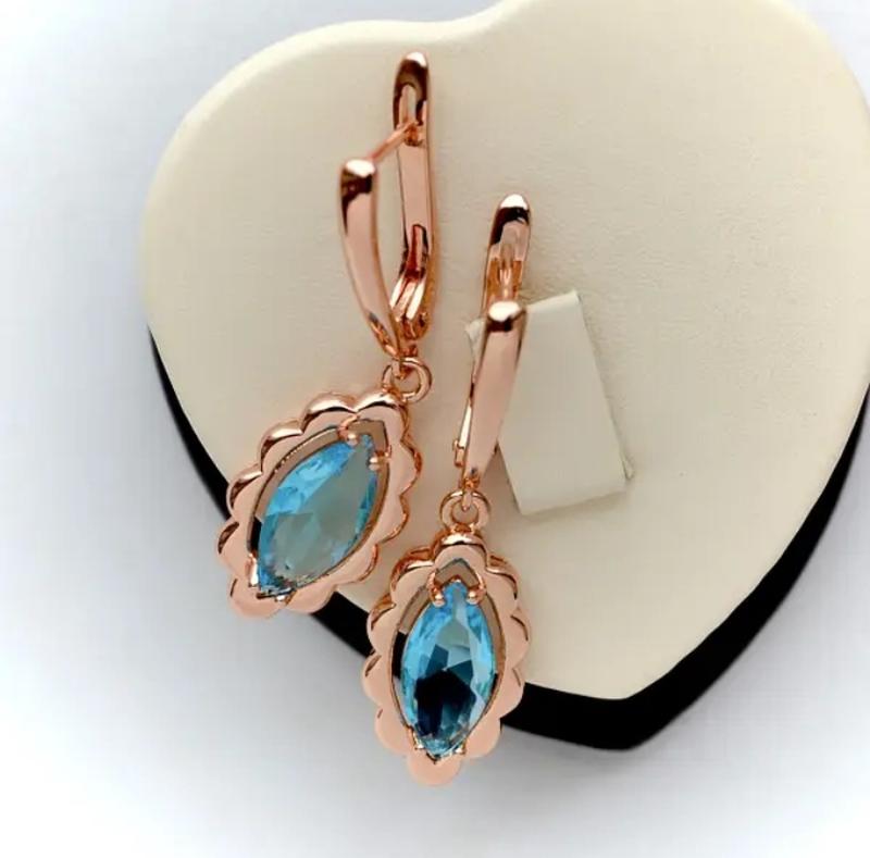 Серьги с голубыми цирконами (медицинское золото) — цена 190 грн в ...