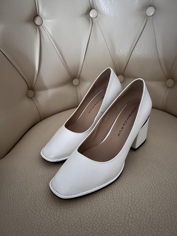 Черно-белое фото, белая кожа, руки, эстетика, девушка в черно-белом фото