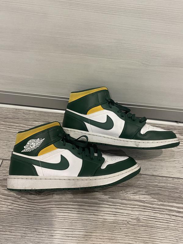 Air Jordan Women s OG Appears in Faint Yellow 180390920 nike air jordan 3900