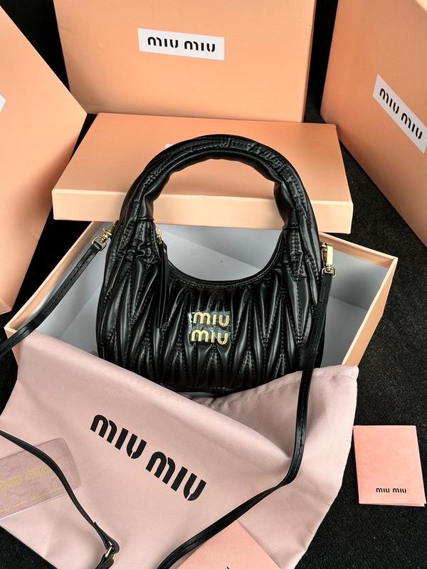 Miumiu wander matelassé nappa leather mini hobo bag black сумка