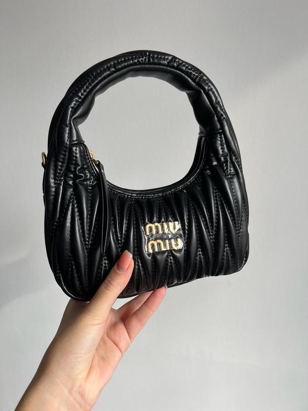 Miumiu wander matelassé nappa leather mini hobo bag black сумка