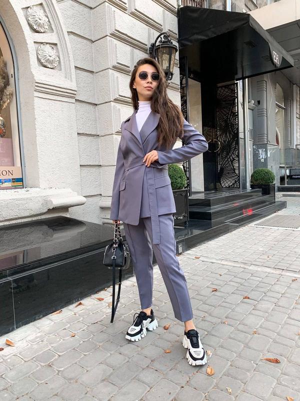 Стильный костюм с асимметричным пиджаком на подкладке и укороченными ...