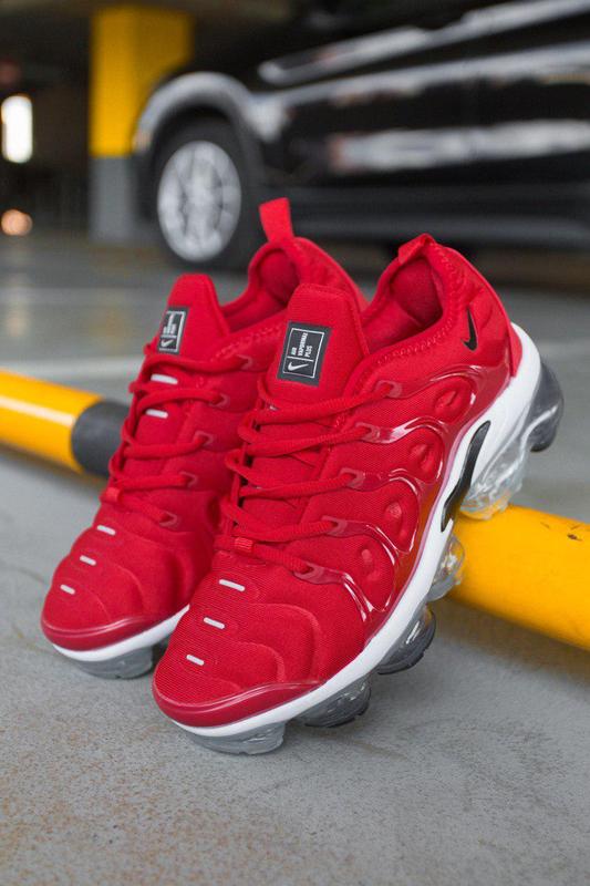Vapormax plus hotsell red white