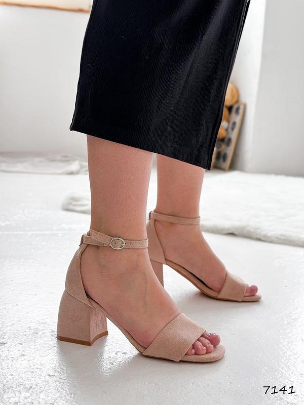 Бежевые замшевые босоножки на среднем толстом удобном каблуке с ...