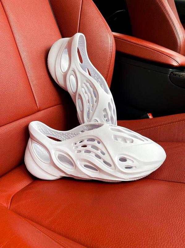 Крутие женские кроссовки yeezy foam runner white — цена 1100 грн в ...