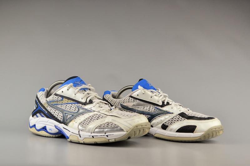 mizuno wave runcourt 4