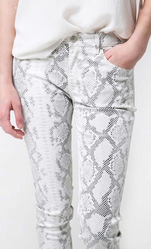 джинсы со змеиным принтом. джинсы со змеинными карманами. брюки со змеиным принтом черные. брюки женские со змеиным принтом. змеиный принт джинсы скинни.