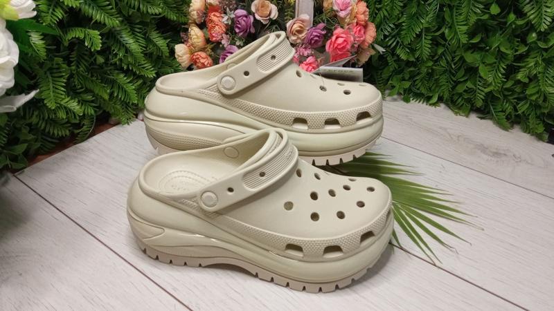Женские кроксы crocs mega crush clog bone кроксы краш платформа бежевые ...