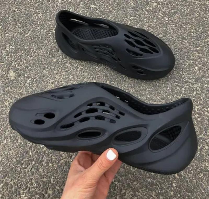 Тапочки , кроксы в стиле adidas yeezy — цена 310 грн в каталоге Тапочки ...
