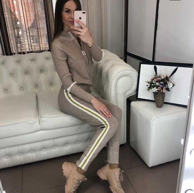Спортивный костюм с золотистыми лампасами