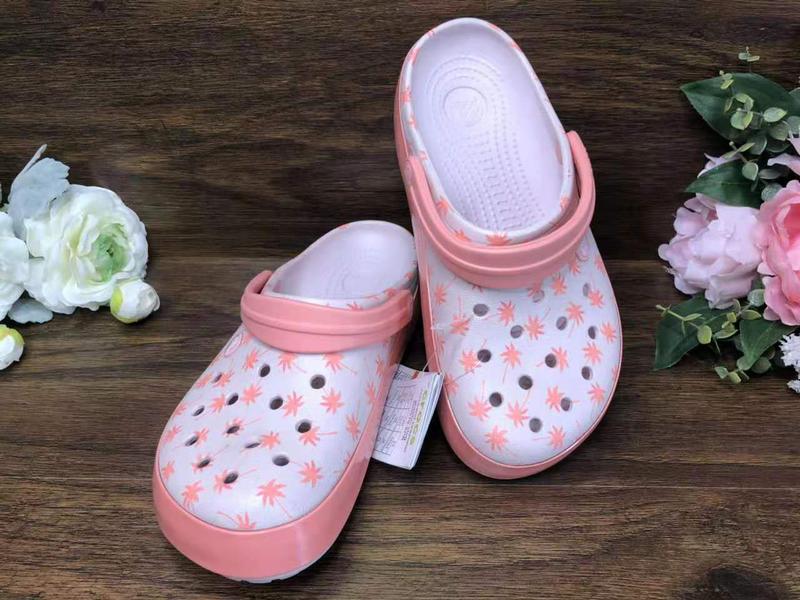 crocs crocband seasonal graphic clog