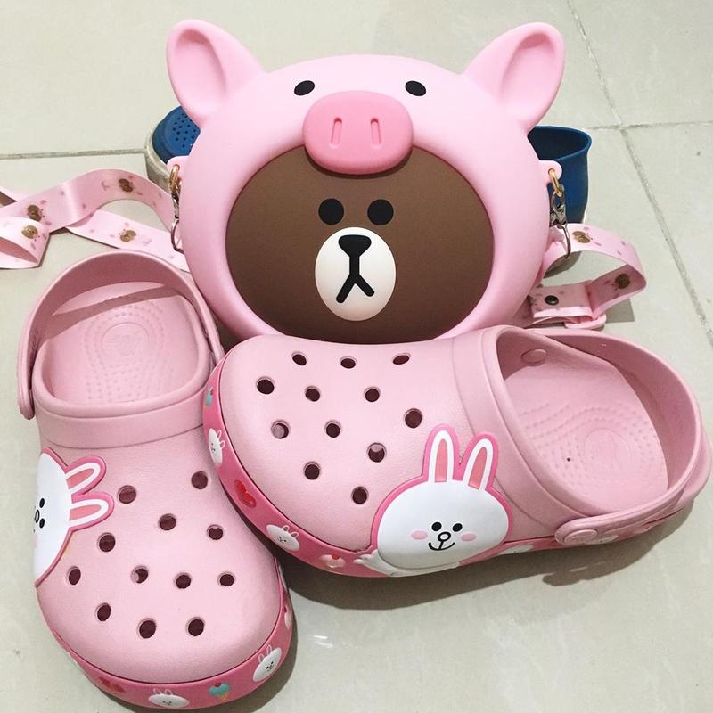 crocband line friends clog