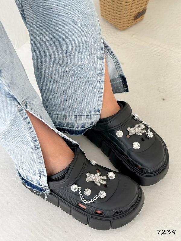 Распродажа черные очень крутые кроксы с джибитсами на пилвышеной ...