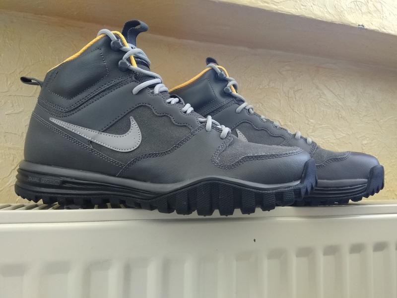 nike dual fusion hills mid men's hiking boots