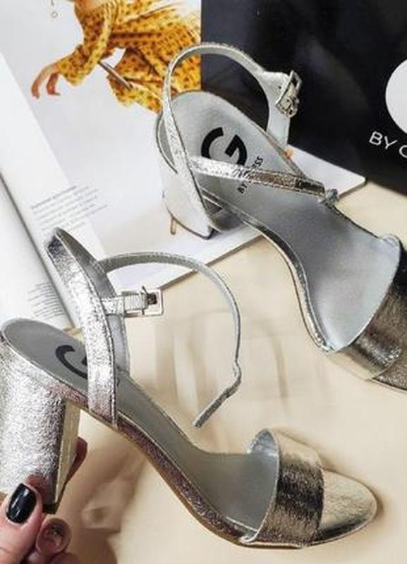 Серебряные босоножки на толстом каблуке guess — цена 1390 грн в ...