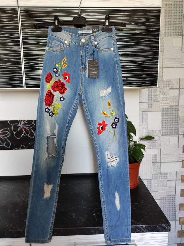 Бежевые джинсы с вышивкой арт.3226