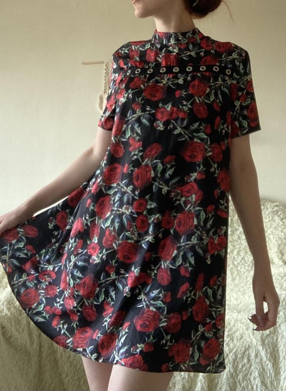 Платье трапеция в цветы с воротником — цена 119 грн в каталоге Короткие платья ✓ Купить женские вещи по доступной цене на Шафе
