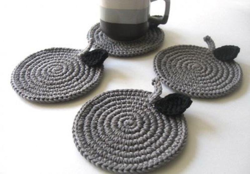 Салфетки из полиэфирного шнура. Сервировочные салфетки из шнура. Подставка плетеная икеа ротанговая. Подставки под горячие из джута. Сервировочные салфетки крючком.