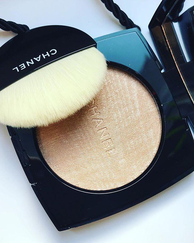Chanel Poudre Lumière Highlighting Powder