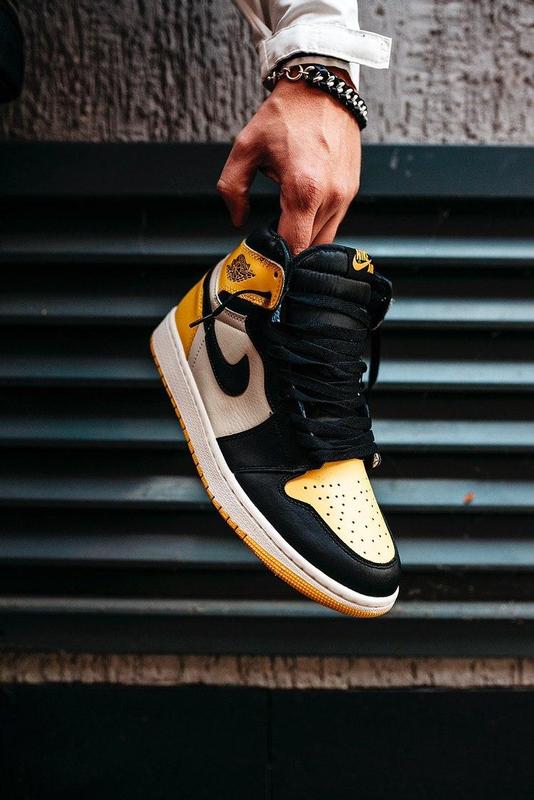 Air jordan one store black and yellow