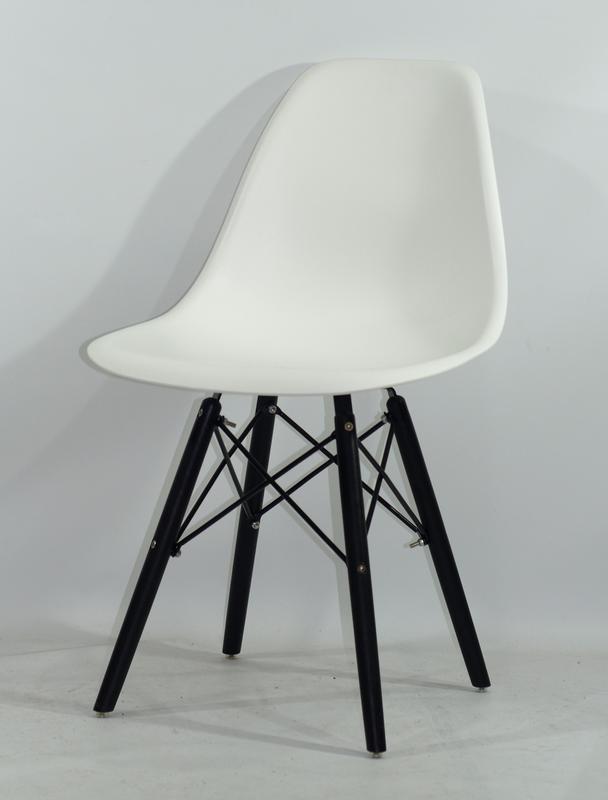 Белый стул с пластиковым цельнолитым сиденьем и деревянными черными ...