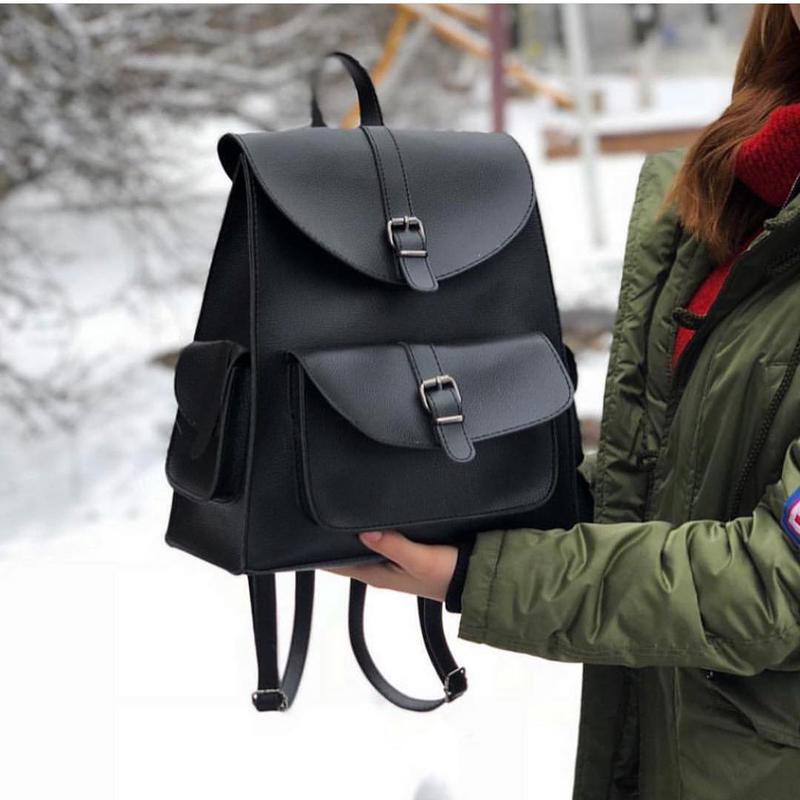 Стильный черный городской рюкзачок из эко-кожи с карманами .