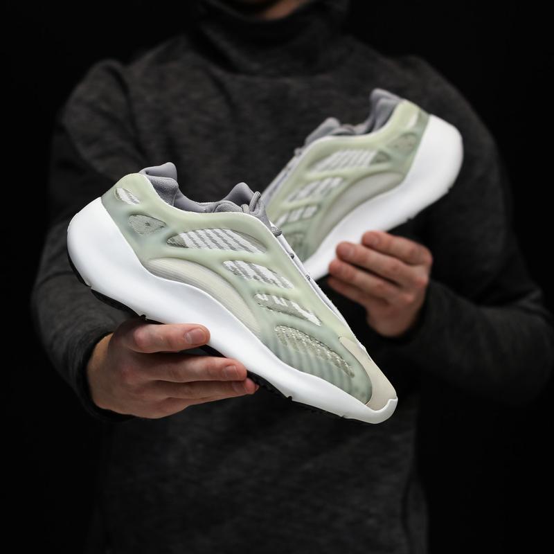 adidas yeezy 700 con i brillantini