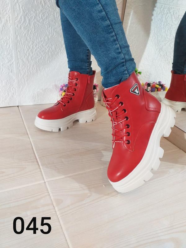 Красные высокие ботинки с белой подошвой,красные ботинки на массивной  подошве. — цена 980 грн в каталоге Ботинки ✓ Купить женские вещи по  доступной цене на Шафе | Украина #32358157