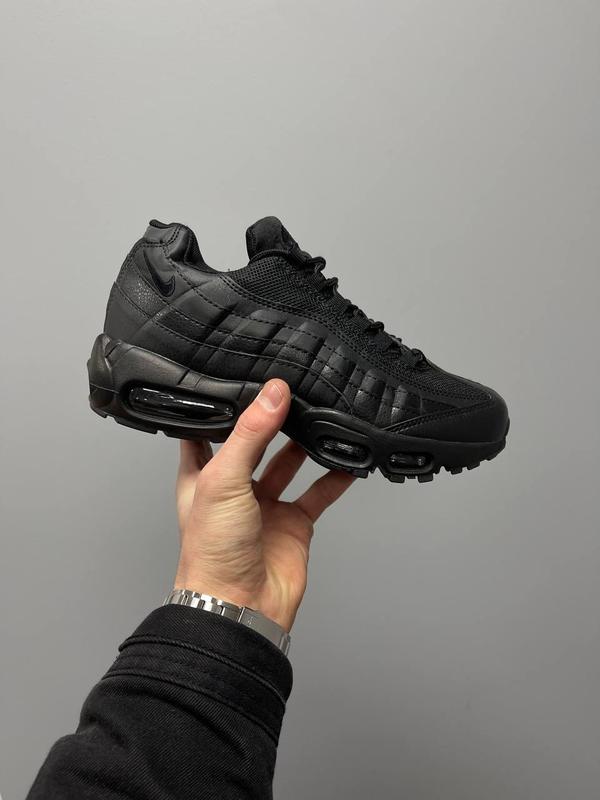 Nike store full black