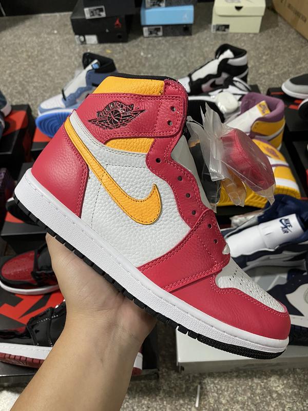 Кроссовки nike air jordan 1 retro high og light fusion red джордан ...