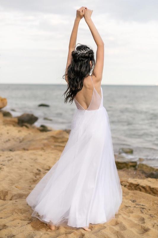 З відкритою спиною