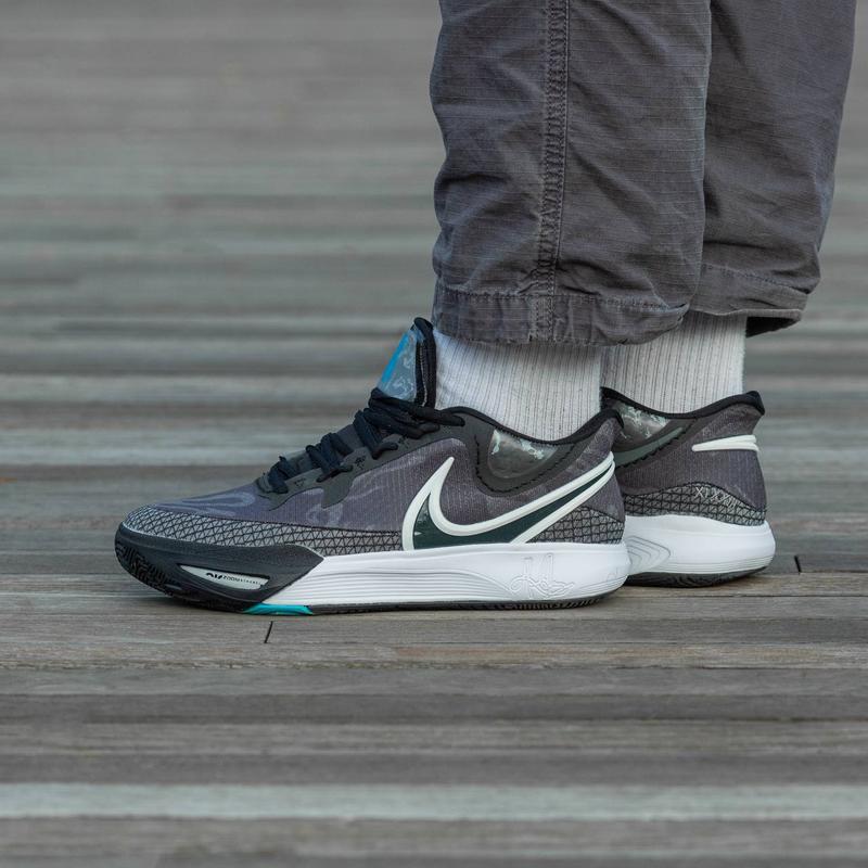 Шикарные спортивные кроссовки 