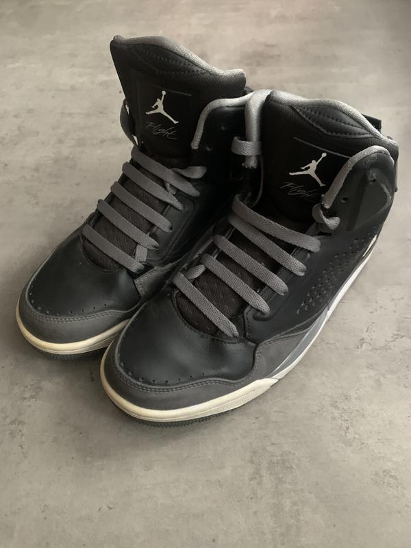 Jordan flights store black and grey