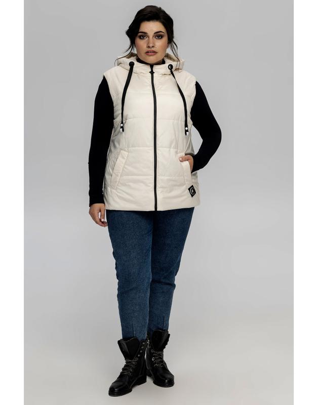 Женская демисезонная жилетка с капюшоном больших размеров в молочном ...