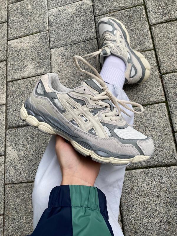 Кросівки asics gel-nyc grey/beige — ціна 2719 грн у каталозі Кросівки ✓ Купити жіночі речі за доступною ціною на Шафі | Україна #136739221