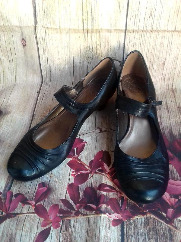 Удобные кожаные туфли в стиле мери джейн clarks — цена 368 грн в ...