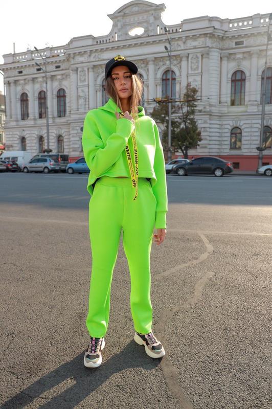 Неоновый спортивный костюм женский