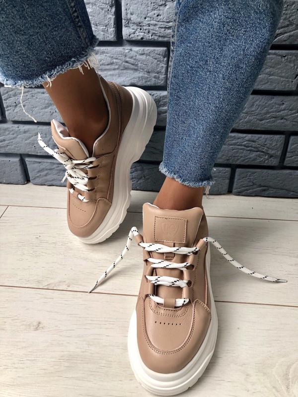 Кроссовки puma бежевые. Бежевые кроссовки pull bear. Крсовкиженскте бежевые. Модные бежевые кроссовки. Бершка бежевые кроссовки.