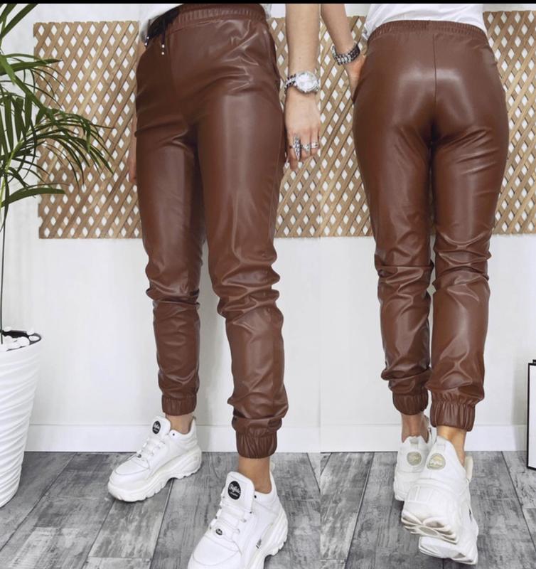 Кожаные брюки женские на резинке