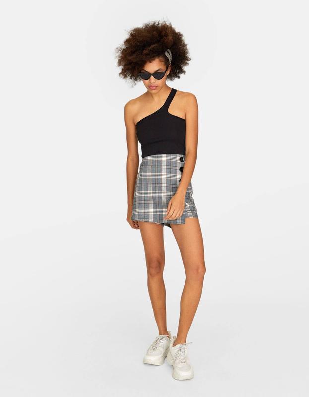 Short negro stradivarius best sale
