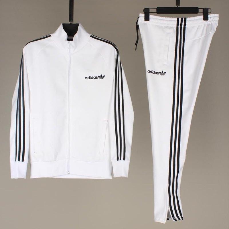 Спортивные костюмы адидас мужские белые. Белый мужской спортивный костюм адидас. Белый спортивный костюм адидас. Адидас ориджинал белый костюм. Адидас Классик костюм