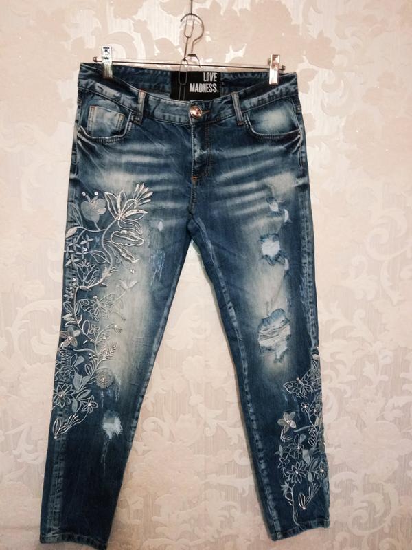 Женские джинсы со стразами и вышивкой