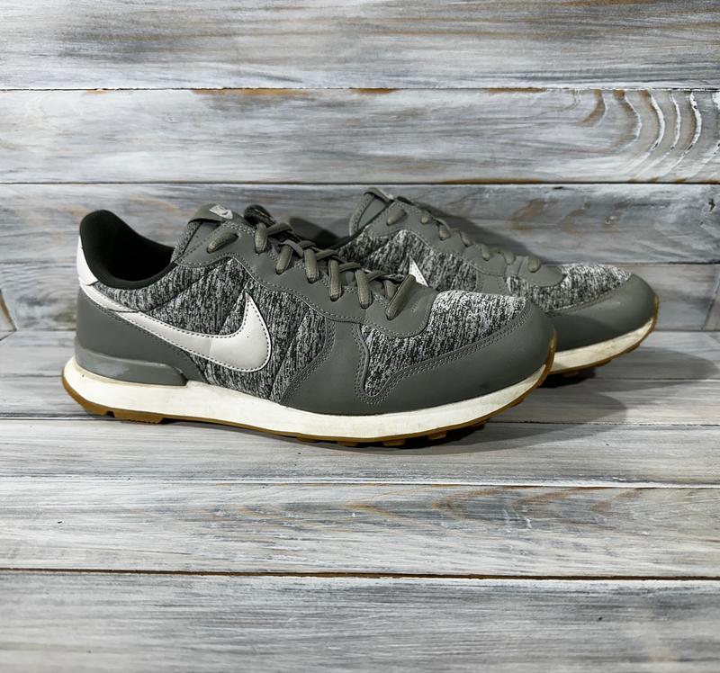 Nike sales internationalist 42.5