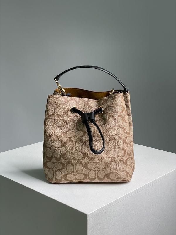 coach x basquiat print crew sweat 6680 blu 141777886 coach WEDGE Zoe bag in signature canvas cream 1950