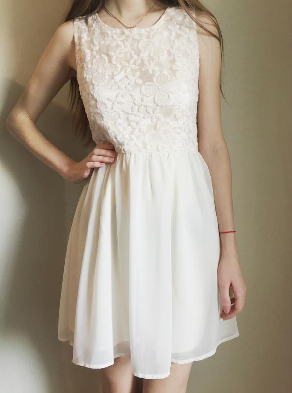 Платье бежево белое