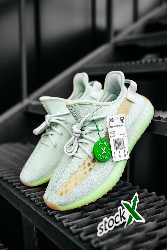 Кроссовки adidas Yeezy Boost 700 MNVN